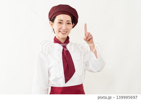 パン屋のユニフォームを着ている女性 パン屋のユニフォームを着ている女性 139995697