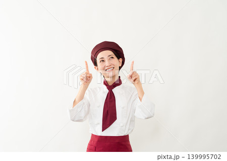 パン屋のユニフォームを着ている女性 パン屋のユニフォームを着ている女性 139995702