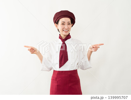 パン屋のユニフォームを着ている女性 パン屋のユニフォームを着ている女性 139995707
