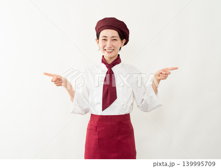 パン屋のユニフォームを着ている女性 パン屋のユニフォームを着ている女性 139995709