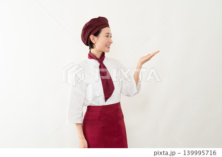 パン屋のユニフォームを着ている女性 139995716