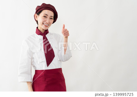 パン屋のユニフォームを着ている女性 139995725