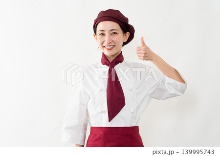 パン屋のユニフォームを着ている女性 139995743