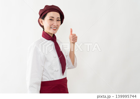 パン屋のユニフォームを着ている女性 139995744