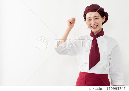 パン屋のユニフォームを着ている女性 139995745