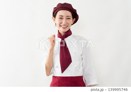 パン屋のユニフォームを着ている女性 パン屋のユニフォームを着ている女性 139995746