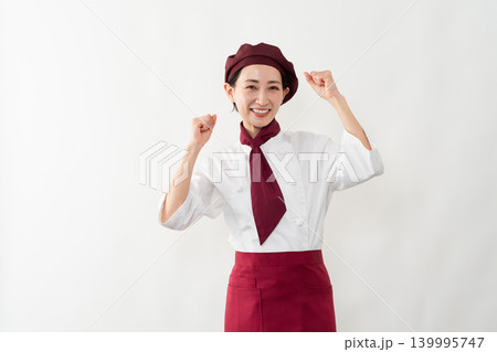 パン屋のユニフォームを着ている女性 パン屋のユニフォームを着ている女性 139995747
