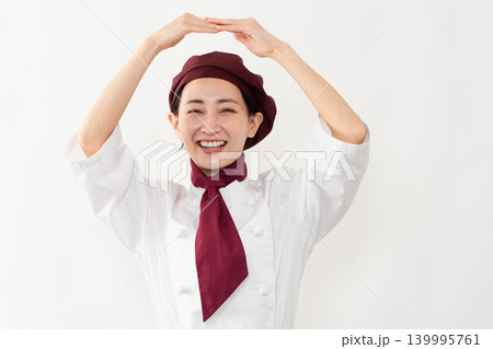 パン屋のユニフォームを着ている女性 139995761