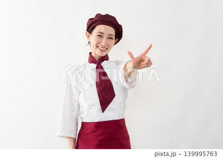 パン屋のユニフォームを着ている女性 パン屋のユニフォームを着ている女性 139995763