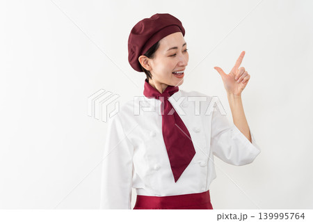 パン屋のユニフォームを着ている女性 パン屋のユニフォームを着ている女性 139995764