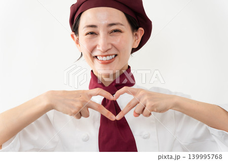 パン屋のユニフォームを着ている女性 パン屋のユニフォームを着ている女性 139995768
