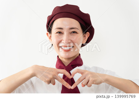 パン屋のユニフォームを着ている女性 パン屋のユニフォームを着ている女性 139995769