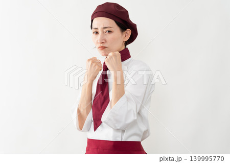 パン屋のユニフォームを着ている女性 パン屋のユニフォームを着ている女性 139995770
