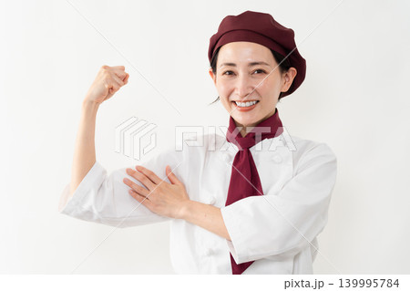 パン屋のユニフォームを着ている女性 139995784
