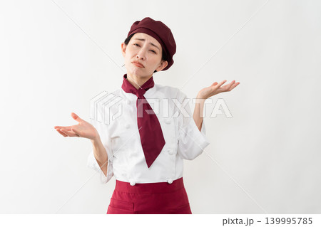 パン屋のユニフォームを着ている女性 139995785