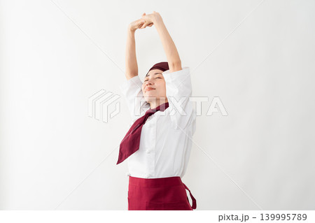 パン屋のユニフォームを着ている女性 パン屋のユニフォームを着ている女性 139995789