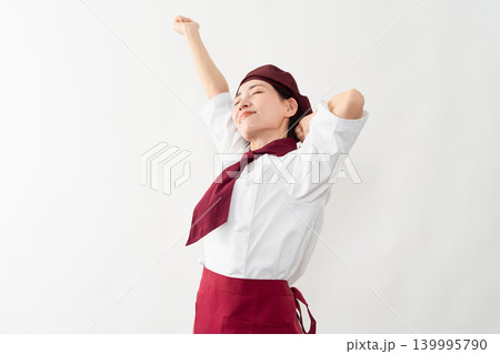 パン屋のユニフォームを着ている女性 パン屋のユニフォームを着ている女性 139995790