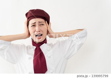 パン屋のユニフォームを着ている女性 139995799