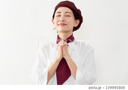 パン屋のユニフォームを着ている女性 139995808
