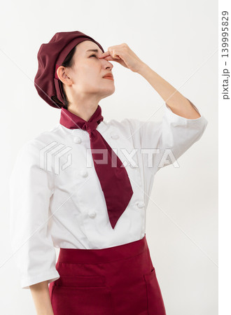 パン屋のユニフォームを着ている女性 パン屋のユニフォームを着ている女性 139995829
