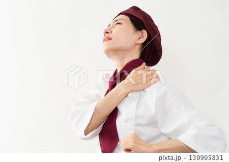 パン屋のユニフォームを着ている女性 パン屋のユニフォームを着ている女性 139995831