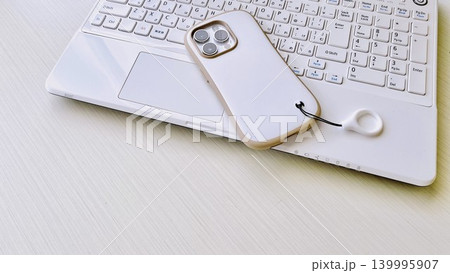 デスクに置かれたスマホとパソコン 139995907