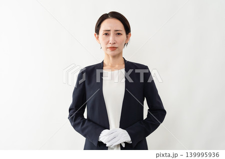 白手袋をしたビジネススーツの女性　ブランドイメージ 139995936