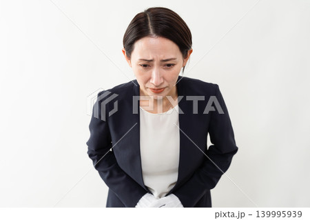 白手袋をしたビジネススーツの女性 ブランドイメージ 白手袋をしたビジネススーツの女性 ブランドイメージ 139995939