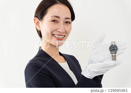 高級腕時計を持っているビジネススーツの女性　ブランドイメージ 139995961