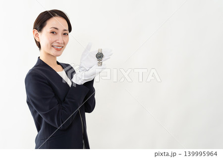 高級腕時計を持っているビジネススーツの女性　ブランドイメージ 139995964
