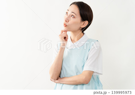 水色のエプロンを着た女性　介護士イメージ 139995973