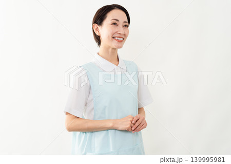 水色のエプロンを着た女性　介護士イメージ 139995981
