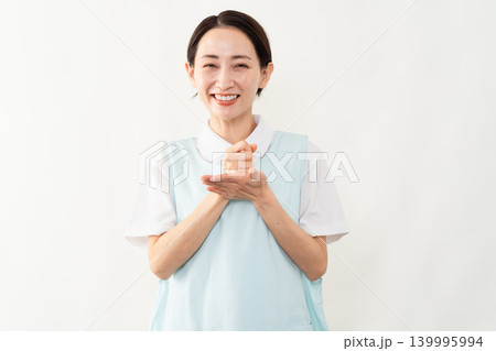 水色のエプロンを着た女性 介護士イメージ 水色のエプロンを着た女性 介護士イメージ 139995994