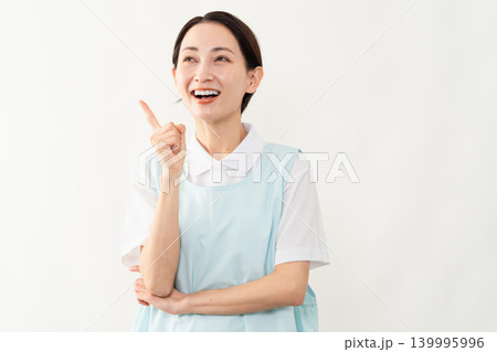 水色のエプロンを着た女性　介護士イメージ 139995996