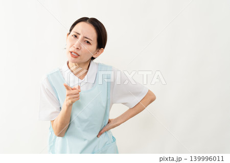 水色のエプロンを着た女性 介護士イメージ 水色のエプロンを着た女性 介護士イメージ 139996011
