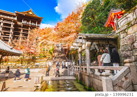 秋の京都 清水寺 音羽の滝と清水の舞台 秋の京都 清水寺 音羽の滝と清水の舞台 139996231
