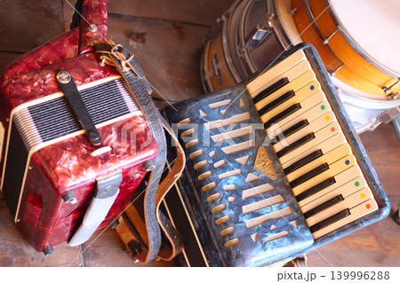 木造校舎の床に置かれたノスタルジックなアンティークアコーディオンとドラム 139996288