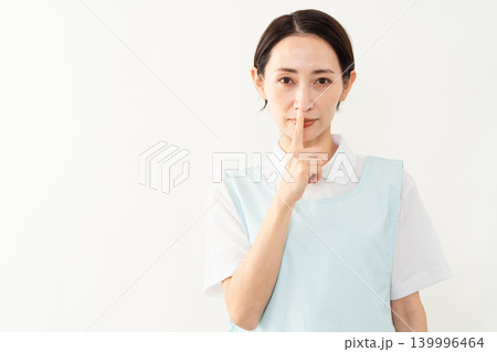 水色のエプロンを着た女性　介護士イメージ 139996464