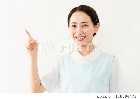水色のエプロンを着た女性 介護士イメージ 水色のエプロンを着た女性 介護士イメージ 139996473
