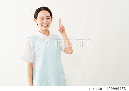 水色のエプロンを着た女性 介護士イメージ 水色のエプロンを着た女性 介護士イメージ 139996478