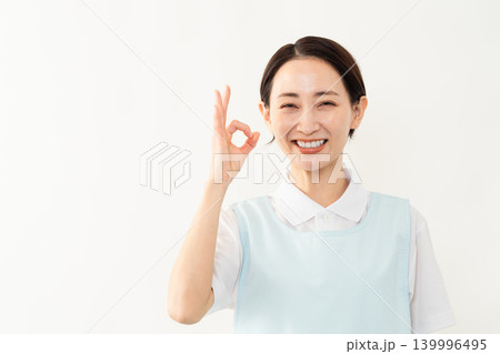 水色のエプロンを着た女性　介護士イメージ 139996495