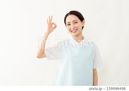 水色のエプロンを着た女性 介護士イメージ 水色のエプロンを着た女性 介護士イメージ 139996496