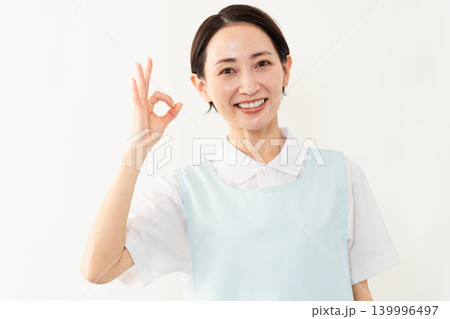 水色のエプロンを着た女性　介護士イメージ 139996497