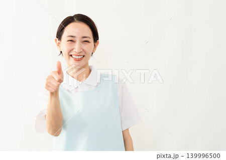 水色のエプロンを着た女性　介護士イメージ 139996500