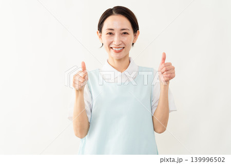 水色のエプロンを着た女性　介護士イメージ 139996502