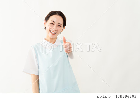 水色のエプロンを着た女性　介護士イメージ 139996503