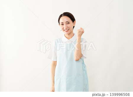 水色のエプロンを着た女性 介護士イメージ 水色のエプロンを着た女性 介護士イメージ 139996508