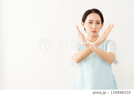 水色のエプロンを着た女性 介護士イメージ 水色のエプロンを着た女性 介護士イメージ 139996520