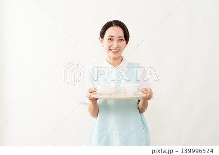 水色のエプロンを着た女性 介護士イメージ 水色のエプロンを着た女性 介護士イメージ 139996524