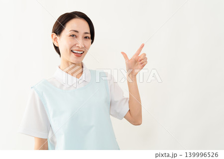 水色のエプロンを着た女性 介護士イメージ 水色のエプロンを着た女性 介護士イメージ 139996526